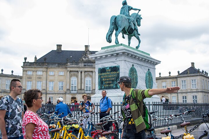 En guidet cykeltur, der udforsker Københavns ikoniske vartegn og charmerende gader, foto 6 | wizardtrip