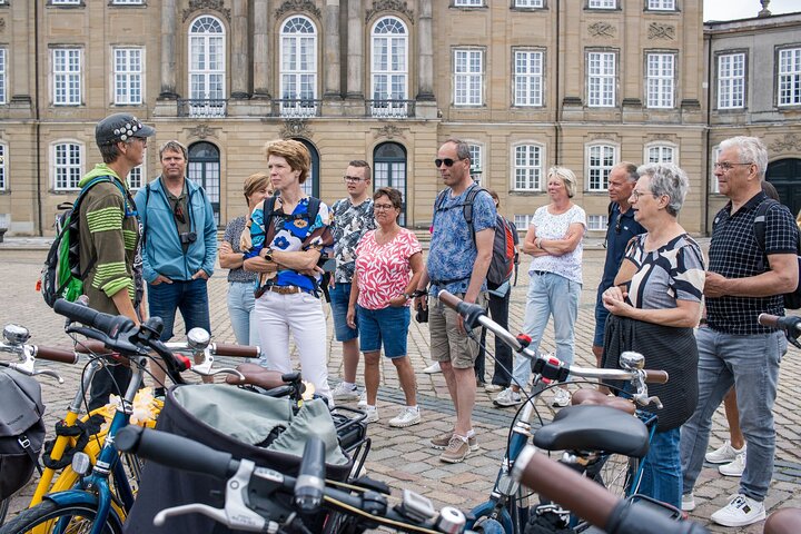 En guidet cykeltur, der udforsker Københavns ikoniske vartegn og charmerende gader, foto 7 | wizardtrip
