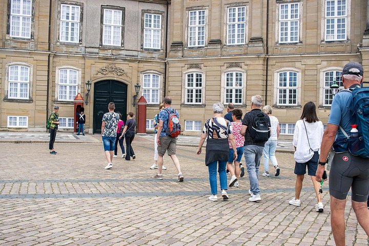 En guidet cykeltur, der udforsker Københavns ikoniske vartegn og charmerende gader, foto 9 | wizardtrip