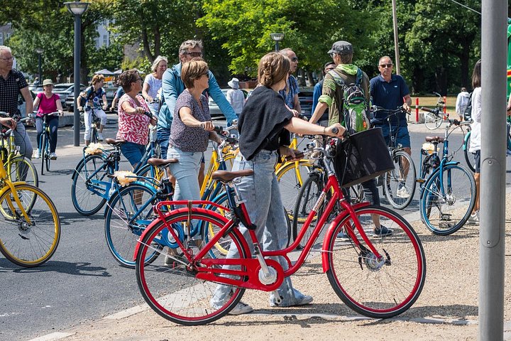 En guidet cykeltur, der udforsker Københavns ikoniske vartegn og charmerende gader, foto 10 | wizardtrip