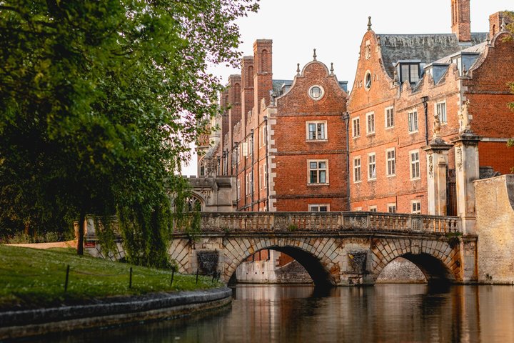 Een begeleide punttour op de rivier de Cam in Cambridge, met historische college-architectuur, foto 9 | wizardtrip