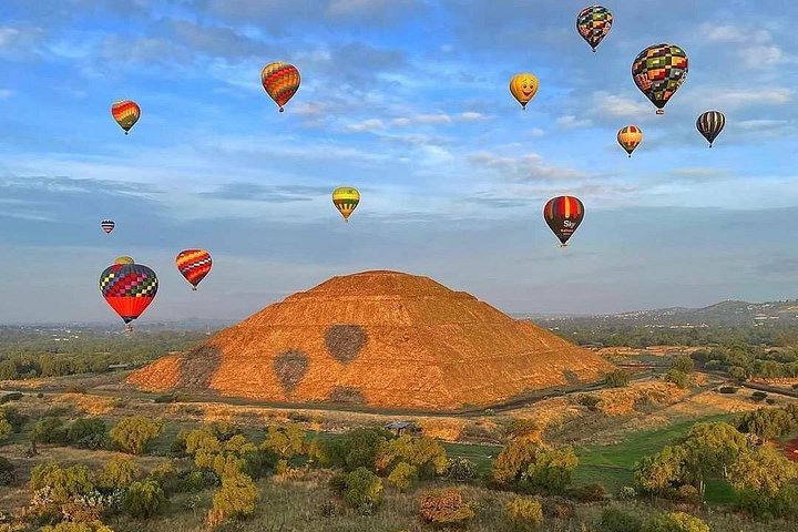 Vol en montgolfière au-dessus des pyramides de Teotihuacán avec petit-déjeuner dans une grotte et visite culturelle depuis Mexico, photo 17 | wizardtrip