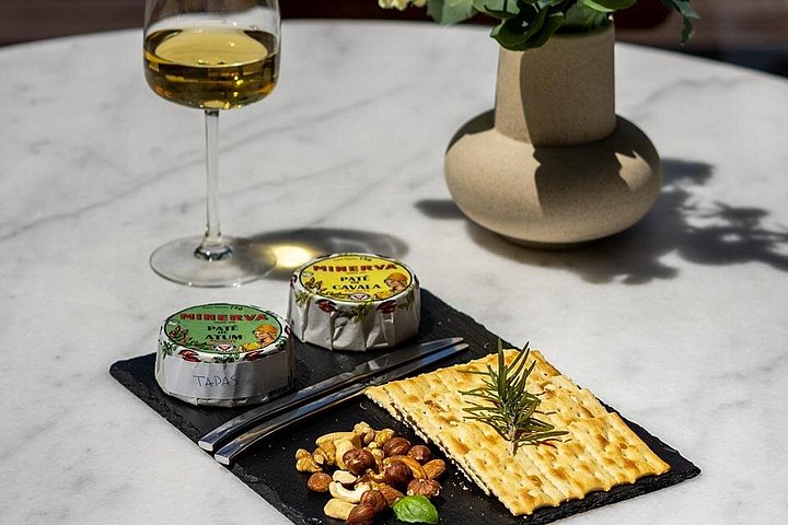 Njut av en vin- och tapasprovningsupplevelse i Porto, Portugal, foto 7 | wizardtrip
