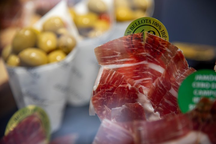 A guided food tour in Seville, Spain, featuring tapas, drinks, and local culture, photo 16 | wizardtrip