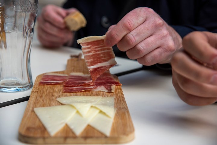 A guided food tour in Seville, Spain, featuring tapas, drinks, and local culture, photo 17 | wizardtrip