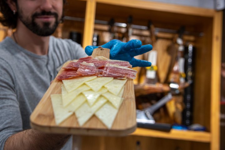 A guided food tour in Seville, Spain, featuring tapas, drinks, and local culture, photo 28 | wizardtrip