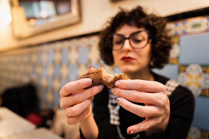 Un tour guiado a pie degustando tapas y bebidas en el histórico Barrio Gótico de Barcelona, foto 9 | wizardtrip