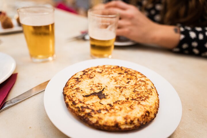 Un tour guiado a pie degustando tapas y bebidas en el histórico Barrio Gótico de Barcelona, foto 10 | wizardtrip