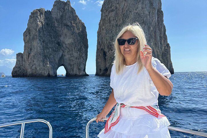 Private boat tour around Capri island, exploring grottos and swimming in clear blue waters, photo 7 | wizardtrip