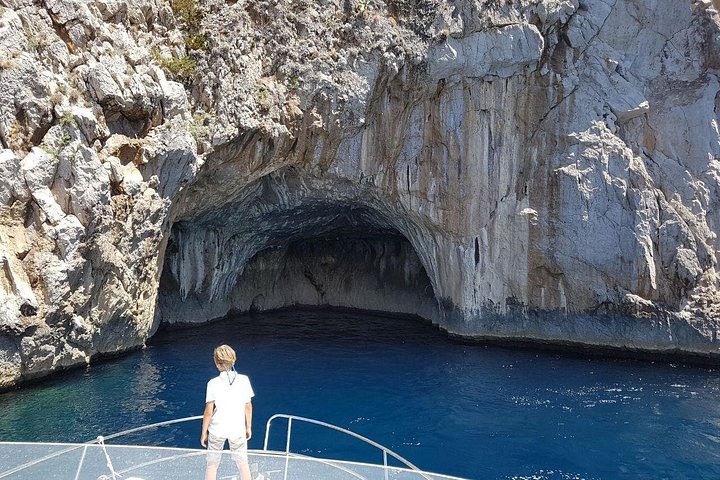 Private boat tour around Capri island, exploring grottos and swimming in clear blue waters, photo 8 | wizardtrip