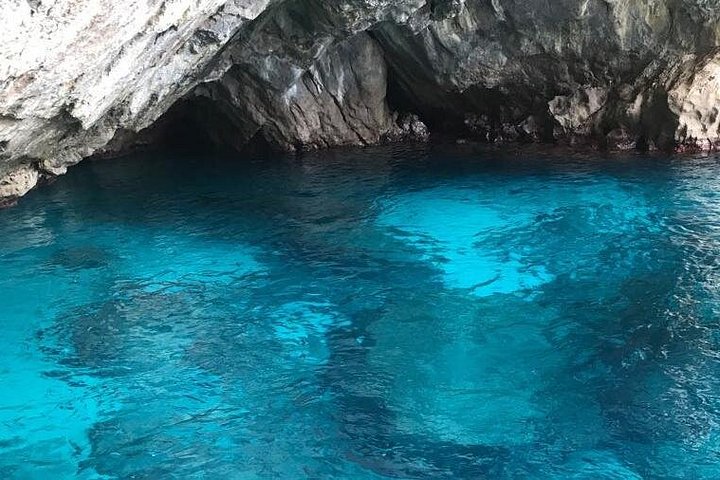 Private boat tour around Capri island, exploring grottos and swimming in clear blue waters, photo 9 | wizardtrip