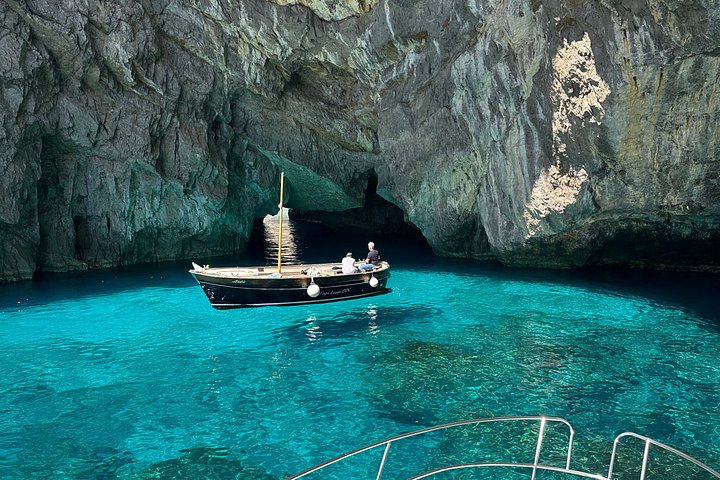 Private boat tour around Capri island, exploring grottos and swimming in clear blue waters, photo 16 | wizardtrip