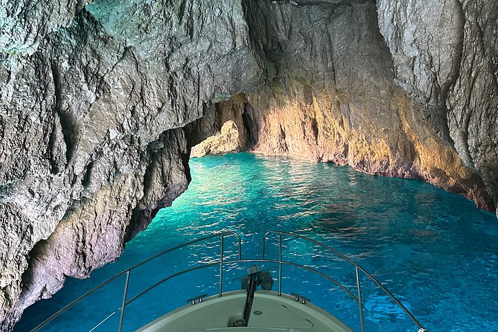 Private boat tour around Capri island, exploring grottos and swimming in clear blue waters, photo 17 | wizardtrip
