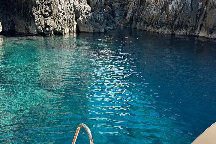 Private boat tour around Capri island, exploring grottos and swimming in clear blue waters, photo 18 | wizardtrip