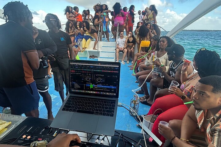 Croisière festive à Punta Cana avec DJ, open bar, snorkeling et arrêt piscine naturelle, photo 6 | wizardtrip