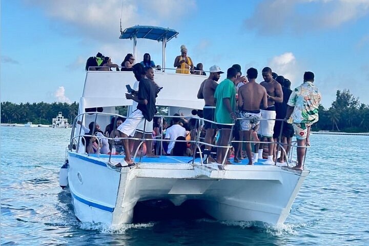 Croisière festive à Punta Cana avec DJ, open bar, snorkeling et arrêt piscine naturelle, photo 11 | wizardtrip