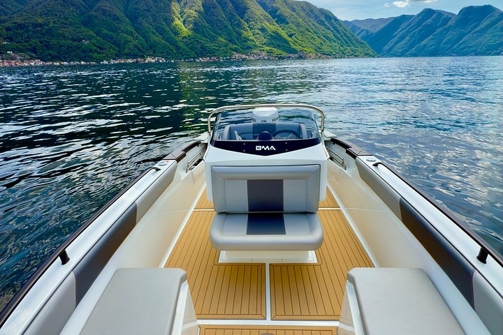 Excursion privée en bateau sur le lac de Côme, Italie, présentant des villas et des vues panoramiques, photo 8 | wizardtrip