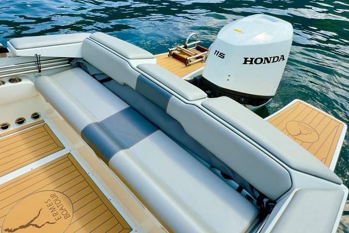 Excursion privée en bateau sur le lac de Côme, Italie, présentant des villas et des vues panoramiques, photo 9 | wizardtrip