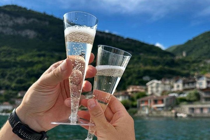 Excursion privée en bateau sur le lac de Côme, Italie, présentant des villas et des vues panoramiques, photo 10 | wizardtrip