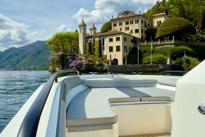 Excursion privée en bateau sur le lac de Côme, Italie, présentant des villas et des vues panoramiques, photo 13 | wizardtrip