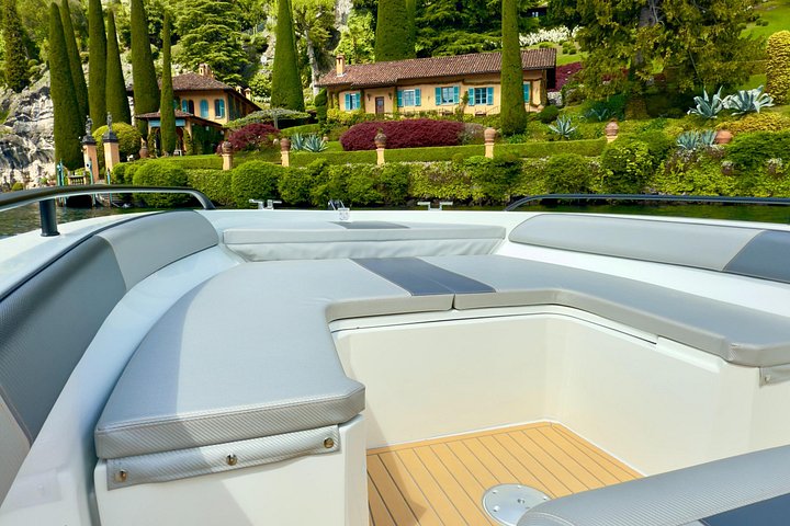 Excursion privée en bateau sur le lac de Côme, Italie, présentant des villas et des vues panoramiques, photo 14 | wizardtrip