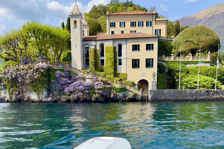 Excursion privée en bateau sur le lac de Côme, Italie, présentant des villas et des vues panoramiques, photo 15 | wizardtrip
