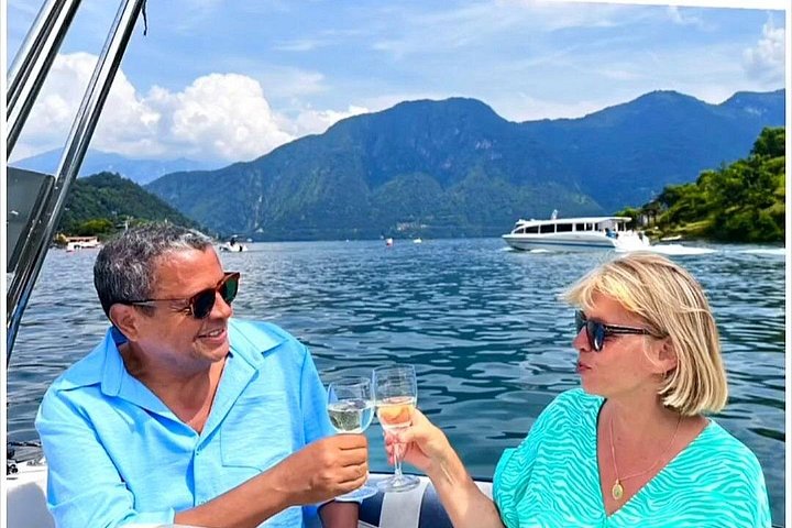 Excursion privée en bateau sur le lac de Côme, Italie, présentant des villas et des vues panoramiques, photo 22 | wizardtrip