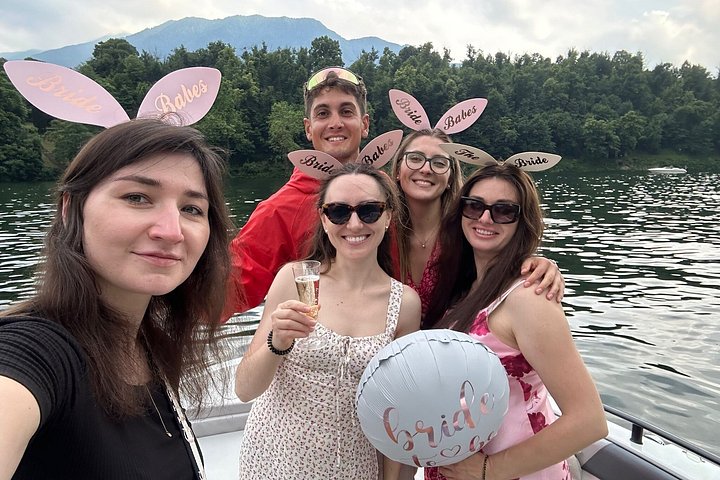 Excursion privée en bateau sur le lac de Côme, Italie, présentant des villas et des vues panoramiques, photo 26 | wizardtrip