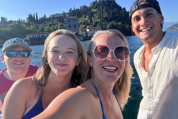 Excursion privée en bateau sur le lac de Côme, Italie, présentant des villas et des vues panoramiques, photo 28 | wizardtrip