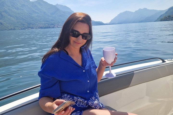 Excursion privée en bateau sur le lac de Côme, Italie, présentant des villas et des vues panoramiques, photo 30 | wizardtrip