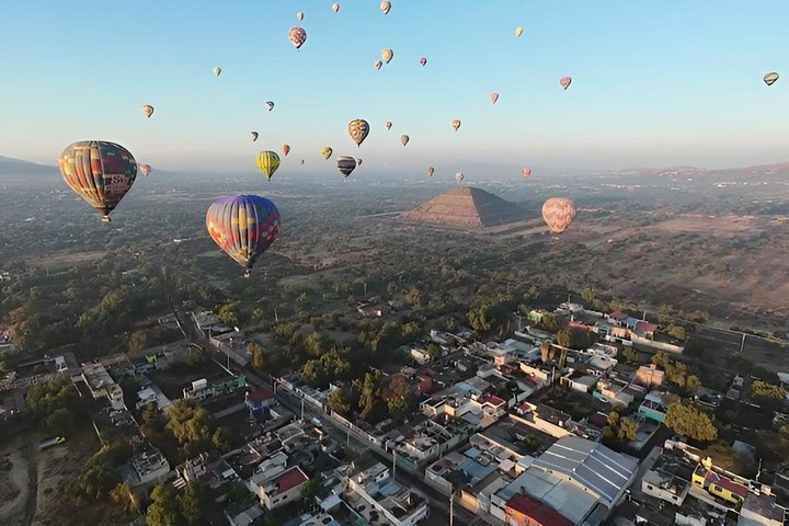 Vol en montgolfière au-dessus des pyramides de Teotihuacan au lever du soleil, Mexico, photo 6 | wizardtrip