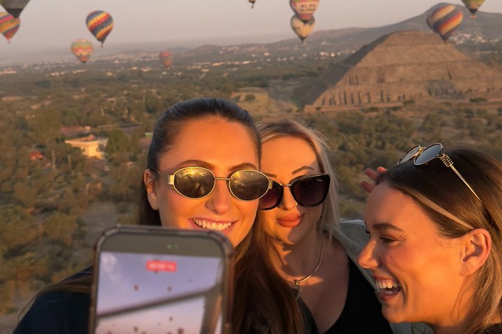 Vol en montgolfière au-dessus des pyramides de Teotihuacan au lever du soleil, Mexico, photo 8 | wizardtrip