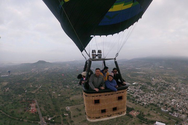 Vol en montgolfière au-dessus des pyramides de Teotihuacan au lever du soleil, Mexico, photo 26 | wizardtrip