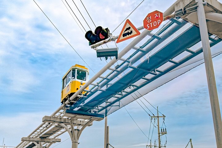 Eine lebendige Collage, die Busans vielfältige Attraktionen zeigt, darunter Küstentempel, farbenfrohe Dörfer und geschäftige Märkte, Foto 33 | wizardtrip