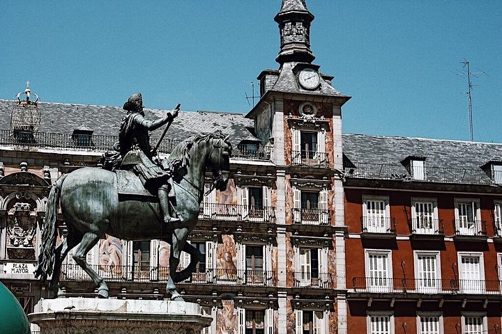 Visite guidée exclusive à pied du vieux Madrid, présentant des sites comme le Palais Royal et la Plaza Mayor, photo 8 | wizardtrip