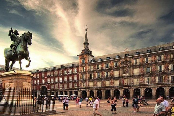 Visite guidée exclusive à pied du vieux Madrid, présentant des sites comme le Palais Royal et la Plaza Mayor, photo 10 | wizardtrip