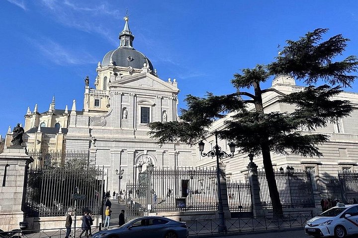 Visite guidée exclusive à pied du vieux Madrid, présentant des sites comme le Palais Royal et la Plaza Mayor, photo 17 | wizardtrip