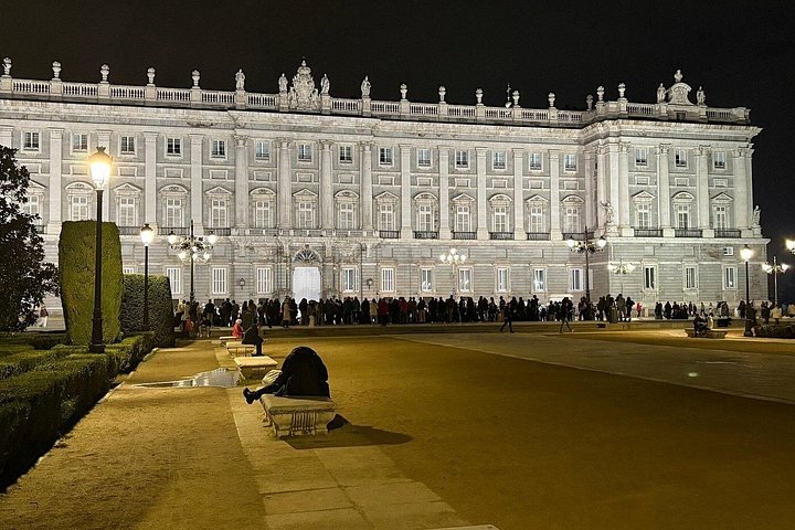 Visite guidée exclusive à pied du vieux Madrid, présentant des sites comme le Palais Royal et la Plaza Mayor, photo 19 | wizardtrip