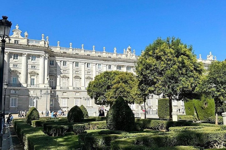 Visite guidée exclusive à pied du vieux Madrid, présentant des sites comme le Palais Royal et la Plaza Mayor, photo 24 | wizardtrip
