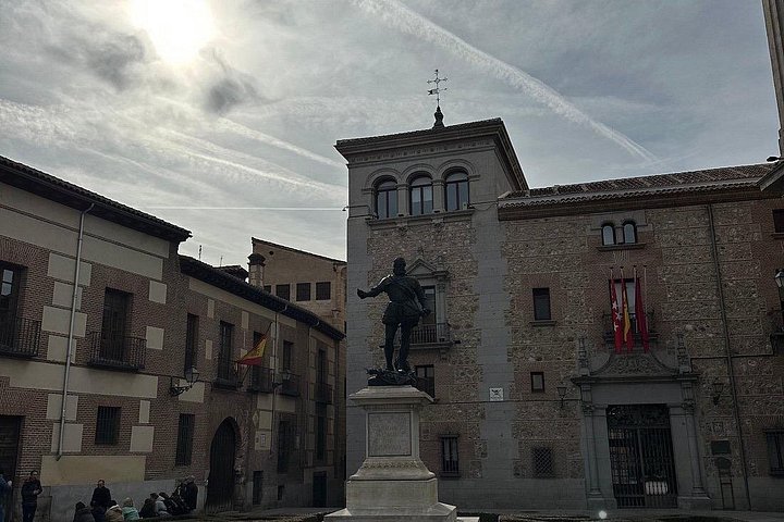 Visite guidée exclusive à pied du vieux Madrid, présentant des sites comme le Palais Royal et la Plaza Mayor, photo 25 | wizardtrip