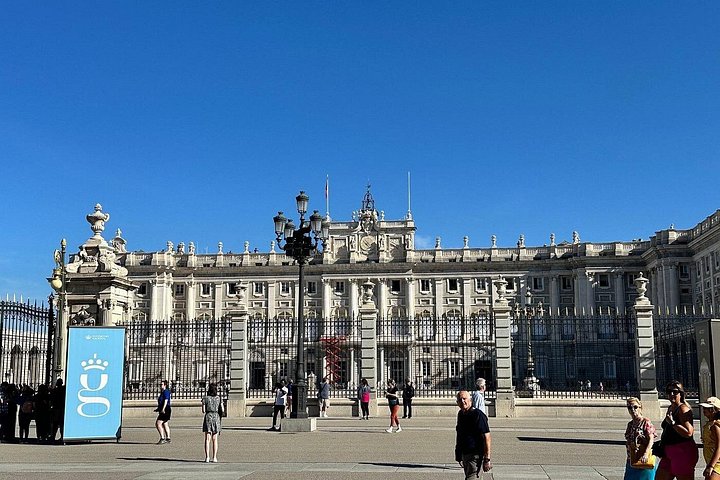 Visite guidée exclusive à pied du vieux Madrid, présentant des sites comme le Palais Royal et la Plaza Mayor, photo 27 | wizardtrip