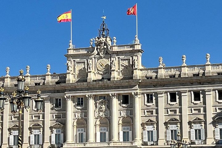 Visite guidée exclusive à pied du vieux Madrid, présentant des sites comme le Palais Royal et la Plaza Mayor, photo 30 | wizardtrip
