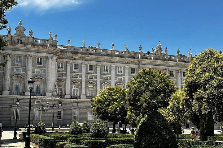 Visite guidée exclusive à pied du vieux Madrid, présentant des sites comme le Palais Royal et la Plaza Mayor, photo 31 | wizardtrip