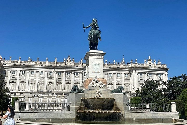 Visite guidée exclusive à pied du vieux Madrid, présentant des sites comme le Palais Royal et la Plaza Mayor, photo 32 | wizardtrip