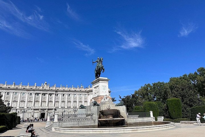 Visite guidée exclusive à pied du vieux Madrid, présentant des sites comme le Palais Royal et la Plaza Mayor, photo 33 | wizardtrip