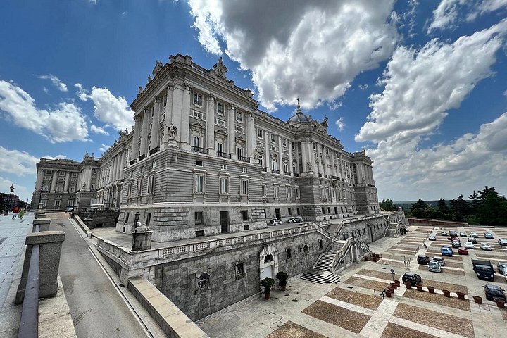 Visite guidée exclusive à pied du vieux Madrid, présentant des sites comme le Palais Royal et la Plaza Mayor, photo 35 | wizardtrip