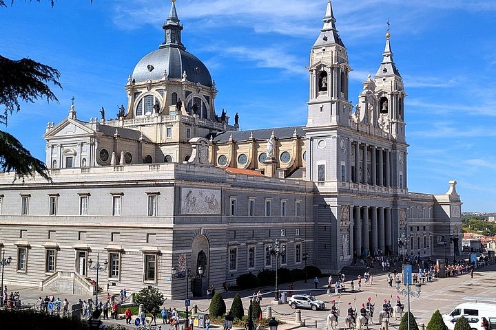 Visite guidée exclusive à pied du vieux Madrid, présentant des sites comme le Palais Royal et la Plaza Mayor, photo 42 | wizardtrip