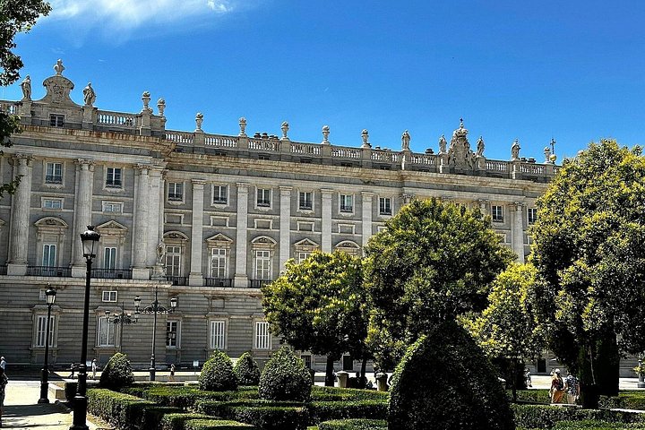 Visite guidée exclusive à pied du vieux Madrid, présentant des sites comme le Palais Royal et la Plaza Mayor, photo 45 | wizardtrip