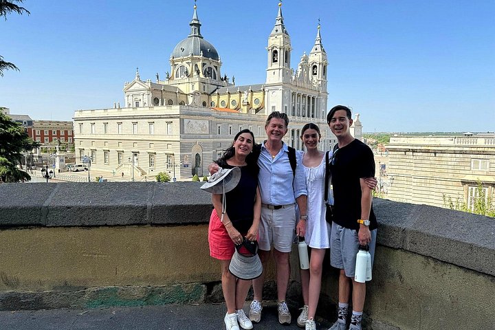 Visite guidée exclusive à pied du vieux Madrid, présentant des sites comme le Palais Royal et la Plaza Mayor, photo 46 | wizardtrip