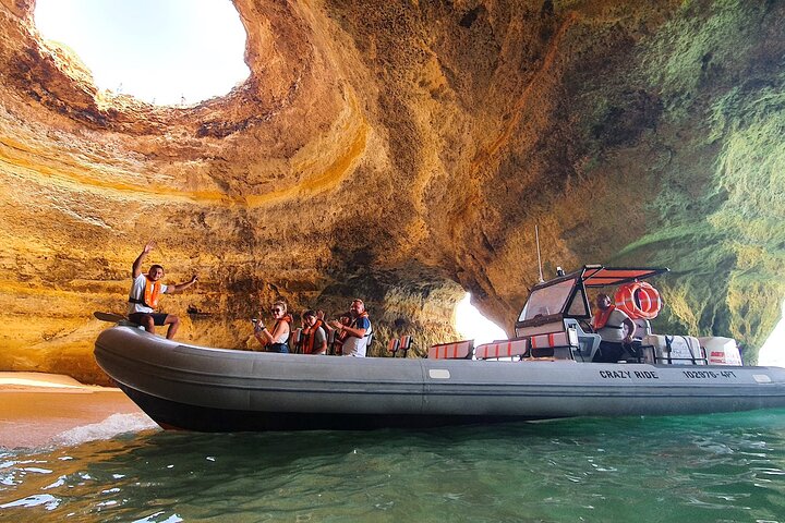 Tour en lancha rápida explorando las impresionantes Cuevas de Benagil y la costa del Algarve desde Lagos, Portugal, foto 6 | wizardtrip